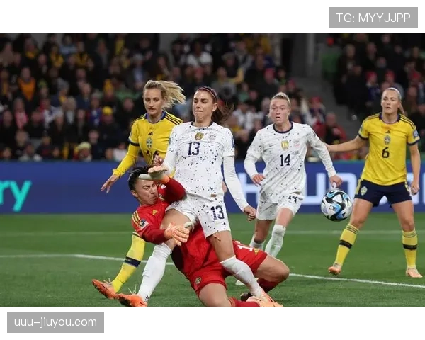 亚历克斯·摩根训练完直接拎包去走秀，这姐的日常是分裂的吗？