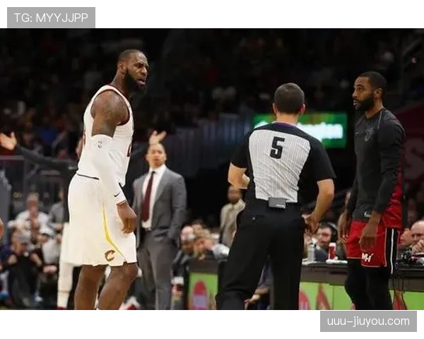 为什么球员抗议判罚却难改裁判决定？规则如何限制申诉空间