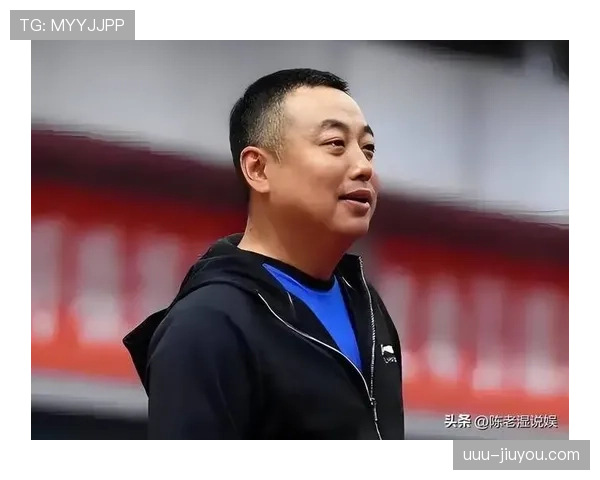 刘国梁训练场边喝矿泉水的样子，跟赛场上那个狠人气场真是两个地球...