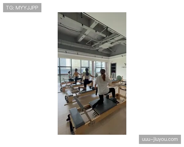 张帅又在训练馆啃鸡胸肉，这自律劲儿真让人怀疑她是不是偷偷开了个健身房